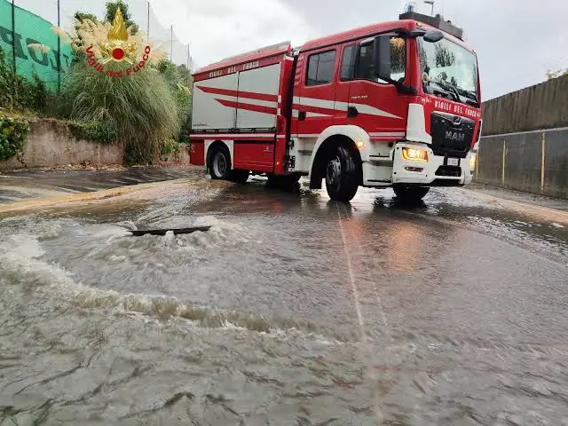 MESSINA, MALTEMPO A LIPARI: VIGILI DEL FUOCO IN AZIONE PER ALLAGAMENTI, FRANE E AUTISTI IN DIFFICOLTÀ