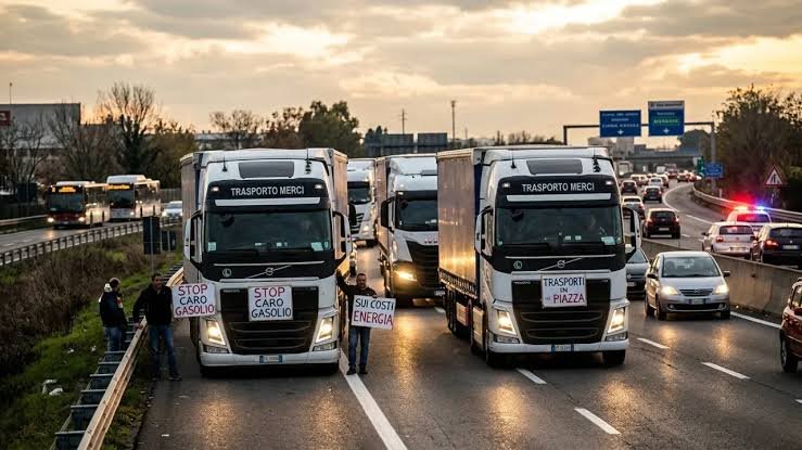 Caro-traghetti e carburanti, i tir paralizzano la Sicilia. È scontro totale con Regione e Governo