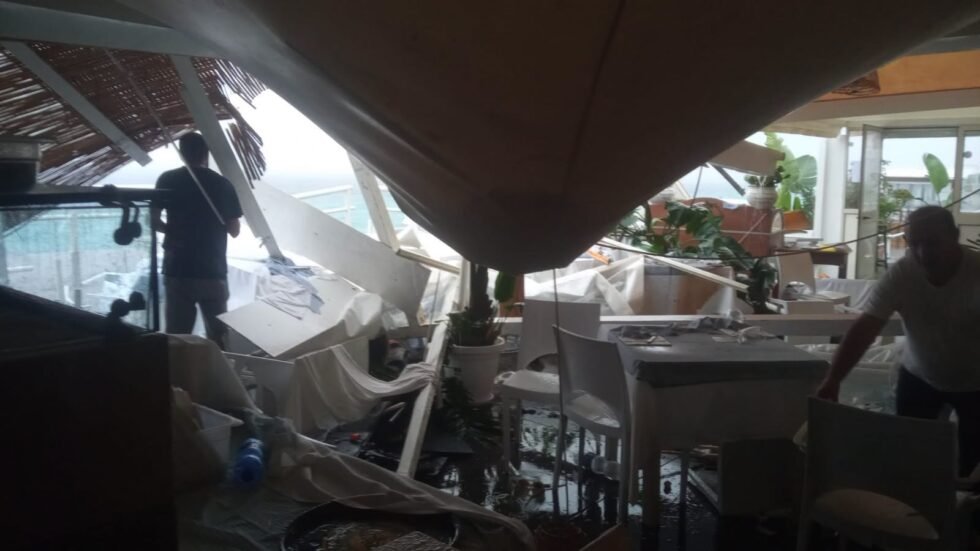 Tomba d'aria a Letojanni: il tetto di una pizzeria vola via e si schianta in strada