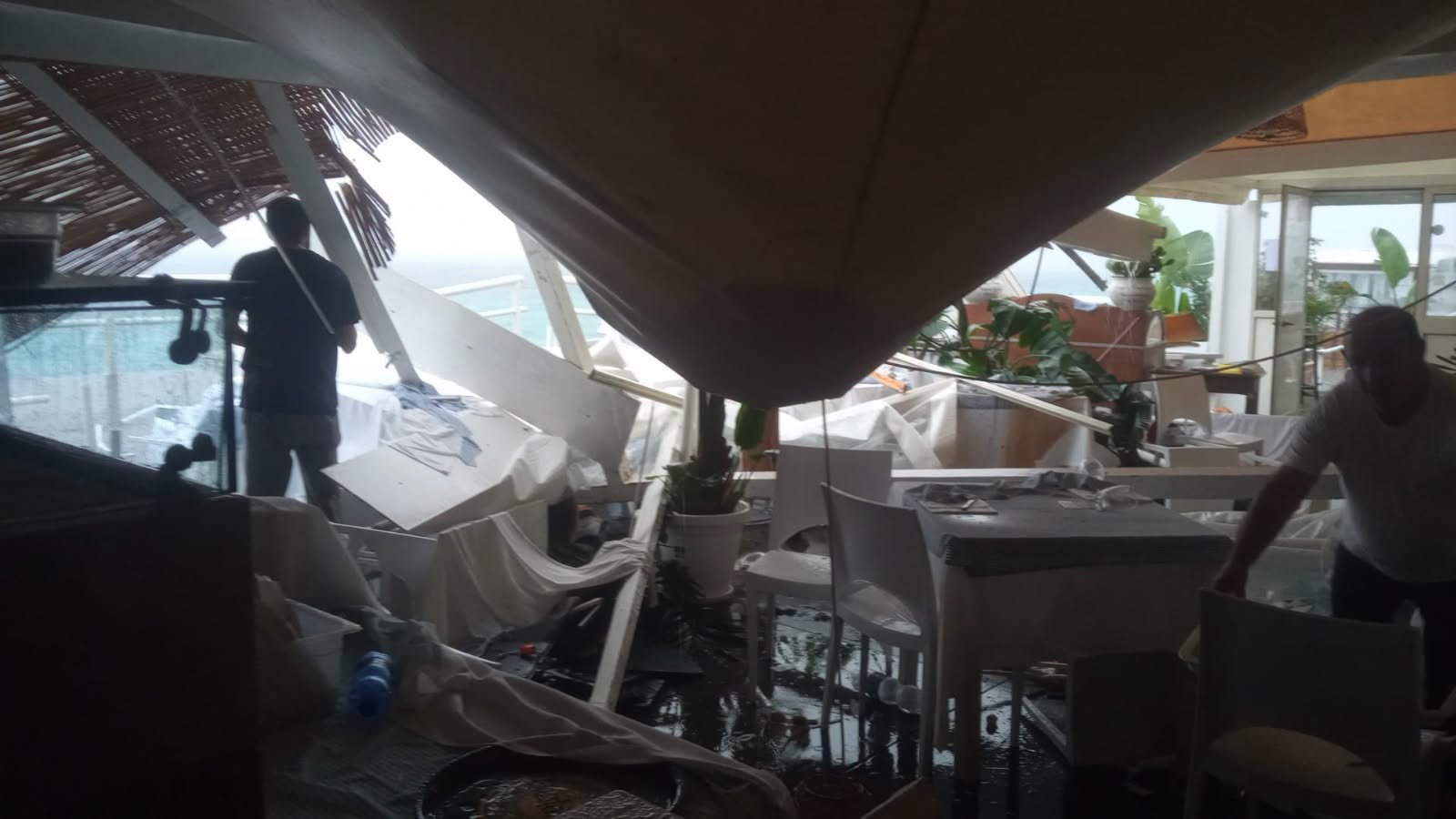 Tomba d'aria a Letojanni: il tetto di una pizzeria vola via e si schianta in strada