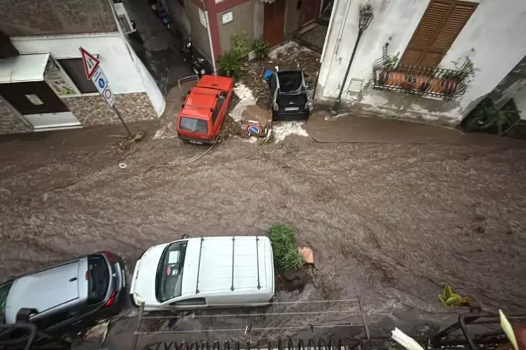 Nubifragio a Lipari, liberate le famiglie rimaste intrappolate a casa