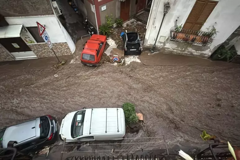Nubifragio a Lipari, liberate le famiglie rimaste intrappolate a casa
