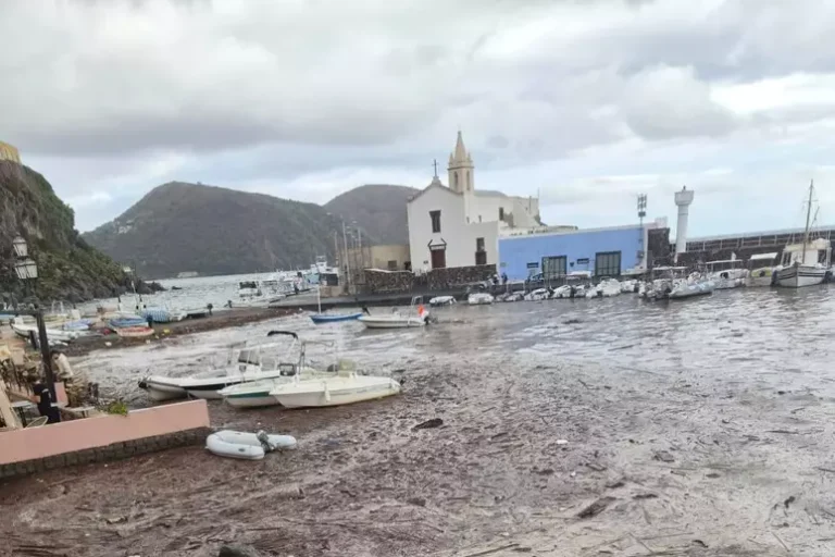 Temporale a Lipari, esondati torrenti, fango in strade e case allagate