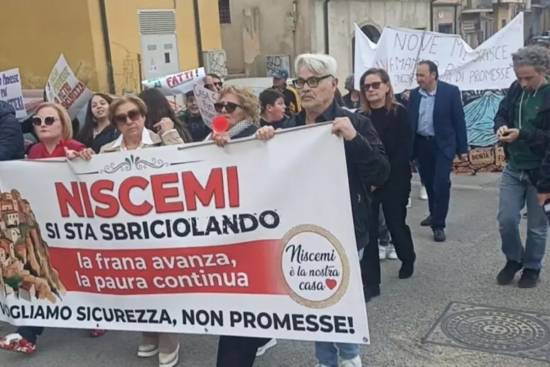 Corteo a Niscemi, 'a nove mesi dalla frana abbiamo ancora paura'
