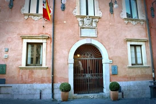 Taormina - Partecipate, presentata la mozione per chiudere i quattro nuovi organismi. Manuli e Passalacqua: «Il Comune torni a governare i propri servizi»