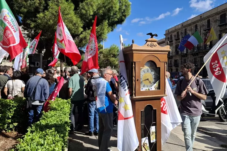 Manifestazione campo largo a Palermo, 'Schifani si dimetta'. In piazza anche il "pendolo di Armao"