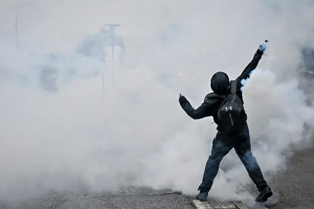 Nulla ci scompone? Francia e Spagna in piazza, l’Italia che continua a stringere la cinghia