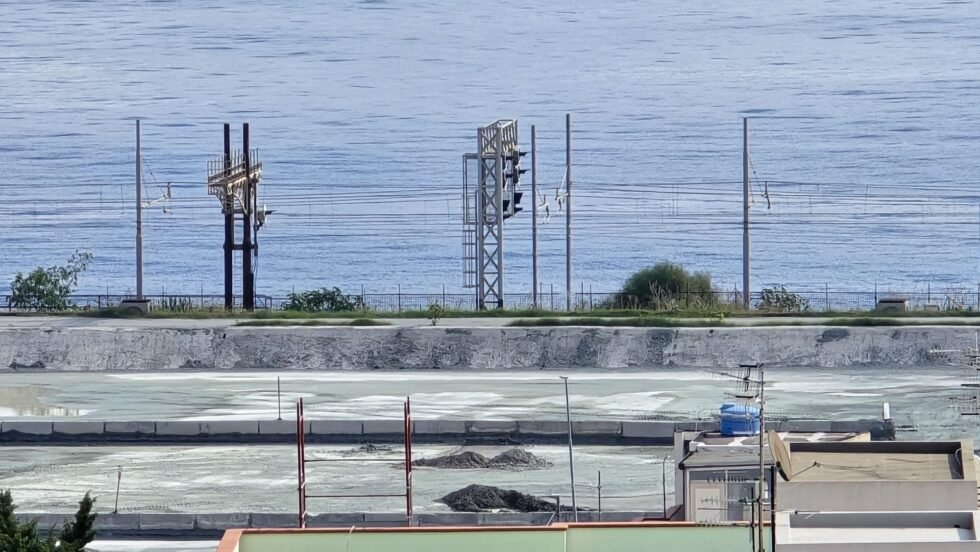 Messina, tornano i camion nella Seconda Municipalità si ribella: «Non siamo la pattumiera della città»