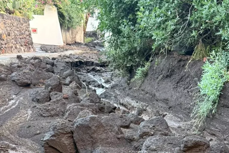 Paura per i torrenti dopo la pioggia a Stromboli, il Montagna Russo è colmo