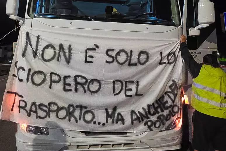 La protesta dei tir paralizza la Sicilia orientale: blocchi da Tremestieri a San Gregorio, A18 in tilt